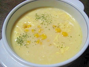 白い器に盛り付けられた中華風コーンスープ