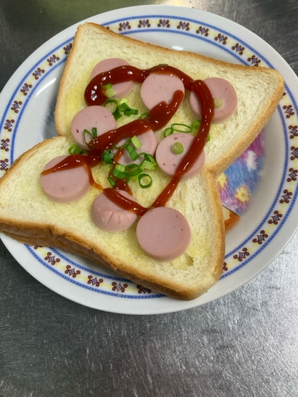 魚肉ソーセージと小ねぎのケチャップトースト