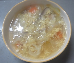 家にある野菜で、暖かいスープは良いですね。キャベツをたっぷり入れたので、美味しかったです。
寒くなるので、体に気を付けてね。ごちそうさま