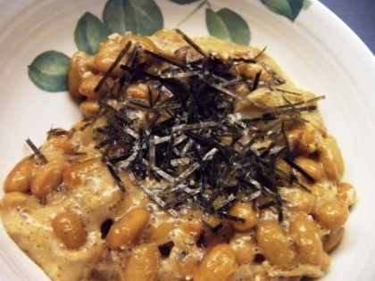 胡麻に生姜に海苔・・(^・^)　まさに日本の朝！って感じの納豆ね☆
美味しい朝食でした～。ご馳走様です♡