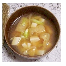 絹ごし豆腐・長ネギ・油揚げの味噌汁