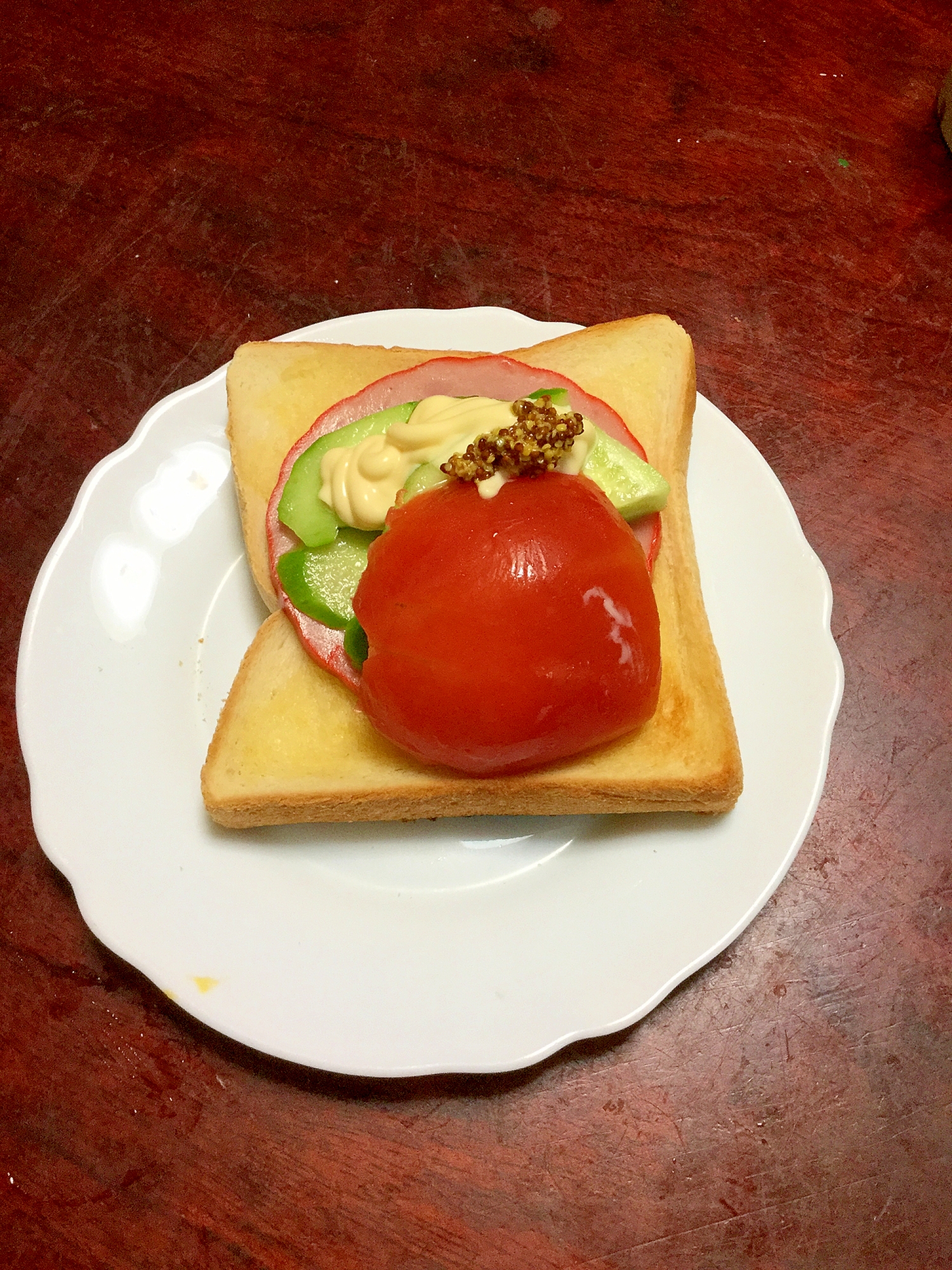 チョップドハムとトマトと胡瓜の粒マヨサンド。