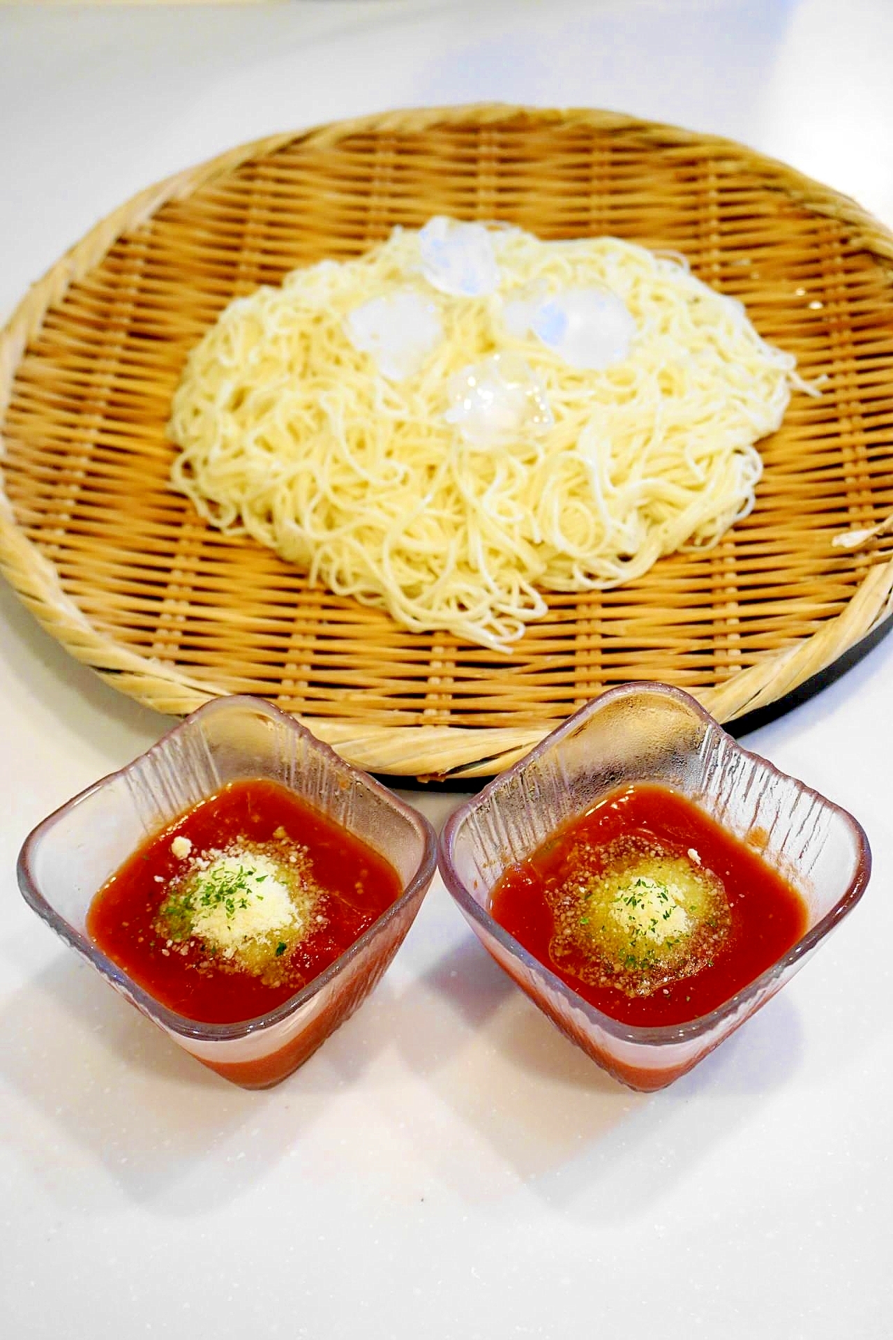 いつもの麺つゆに飽きたら！トマトつけダレそうめん