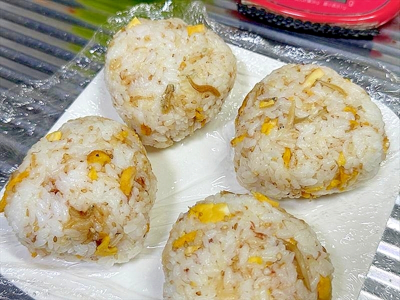 余った錦糸卵とちりめんじゃこのごまごまおかかボール