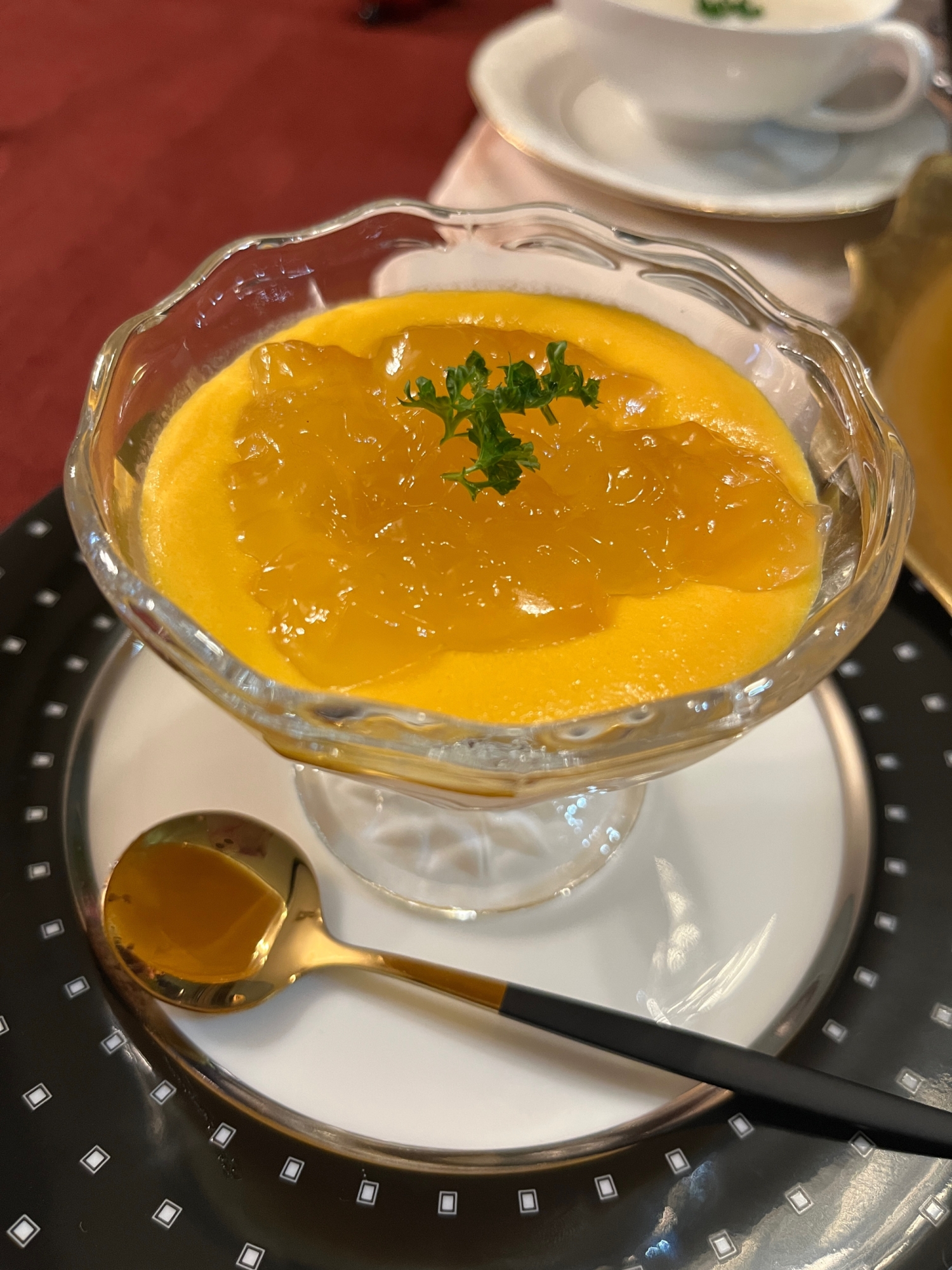 人参ムースコンソメジュレ添え
