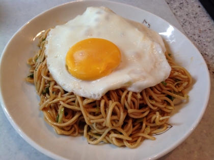 素焼きそばに目玉焼き