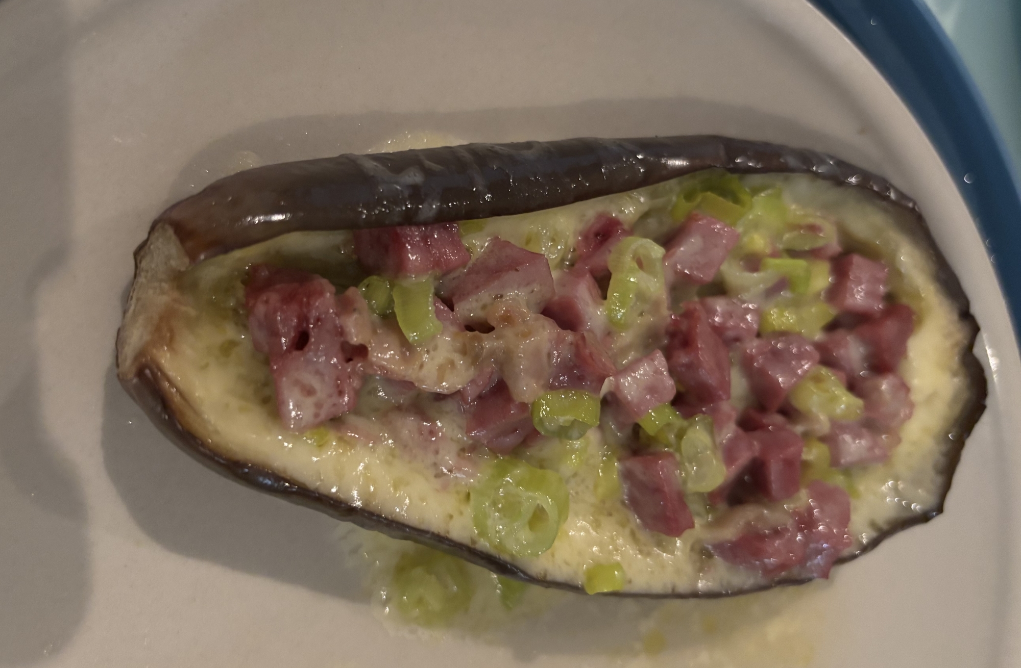 レンジで作る簡単ハム、ネギ、チーズ乗せ茄子