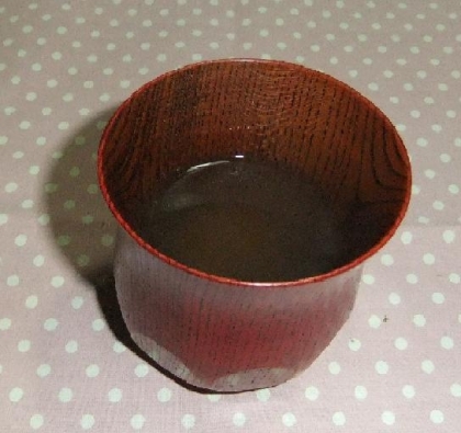 漆器のお湯飲みで、わかりづらいですね。すみません。
昨日久しぶりに緑茶入れたので、蜂蜜とレモンも入れました。
スキッと甘くて美味しかったです♪ごちそうさま！