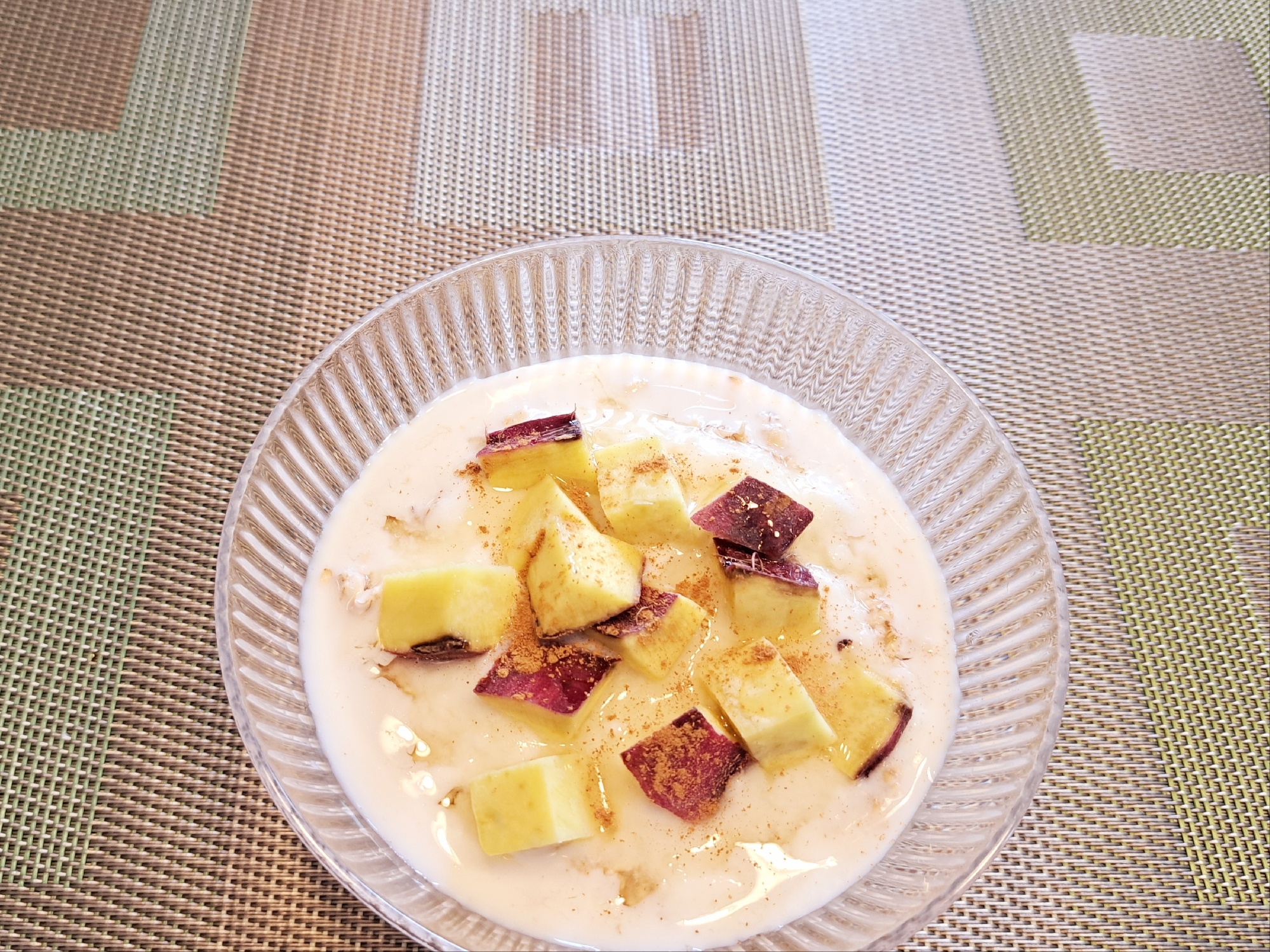 グレーの皿に盛り付けたさつまいものオーバーナイトオーツ