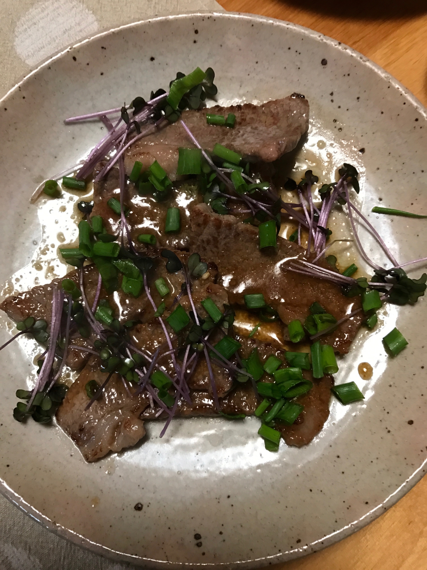 牛肉と紫キャベツスプラウトのホットサラダ