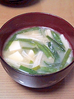 エノキと豆腐とニラの味噌汁