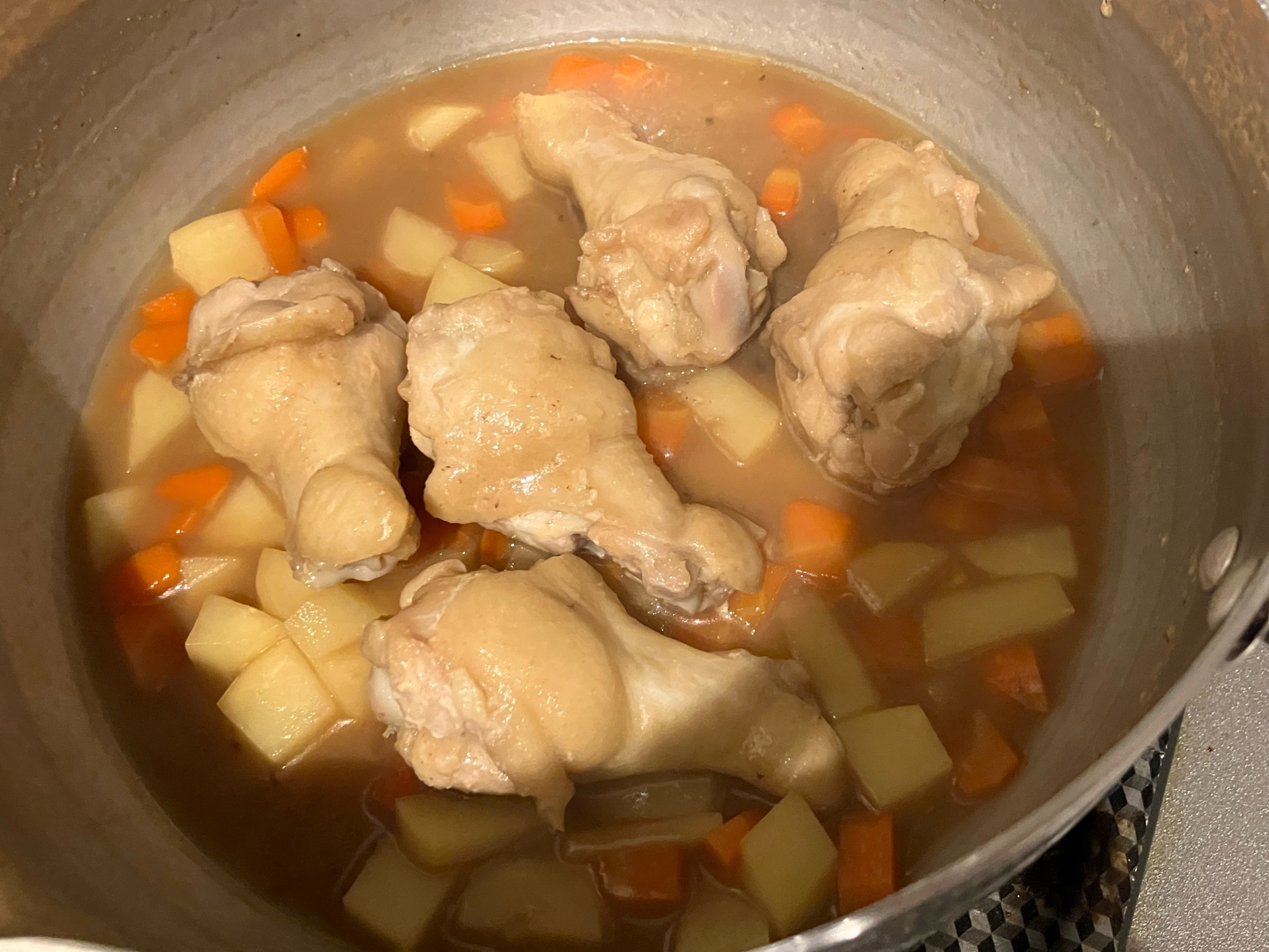 じゃがいもとにんじんと手羽元の味噌煮