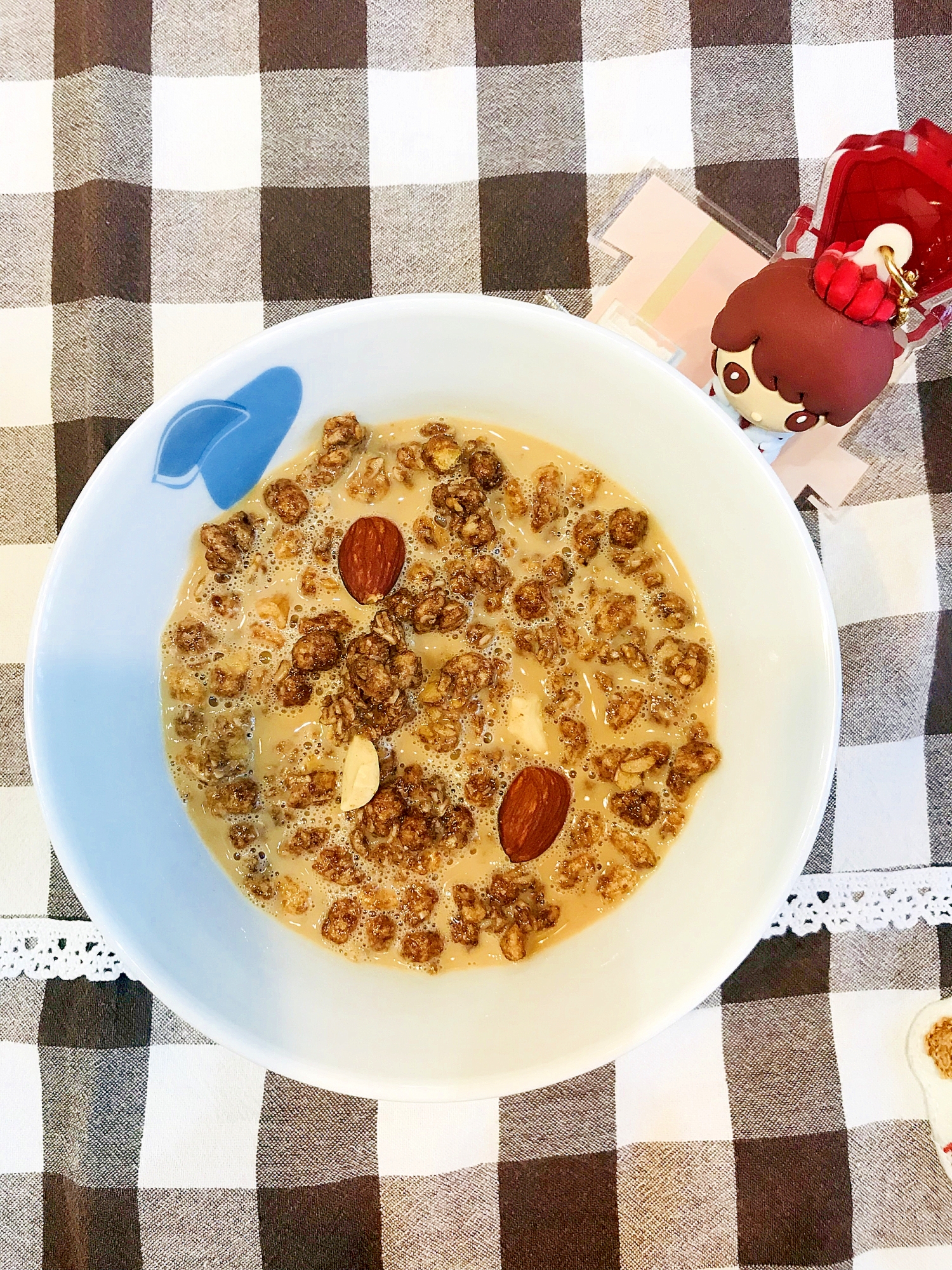 時短朝ごはんにチョコグラノーラのカフェオレがけ