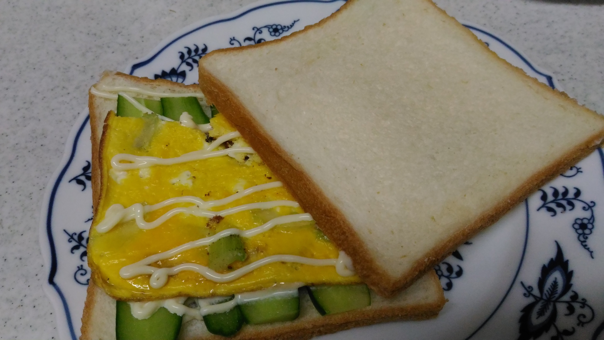 胡瓜とセロリ、卵のサンドイッチ