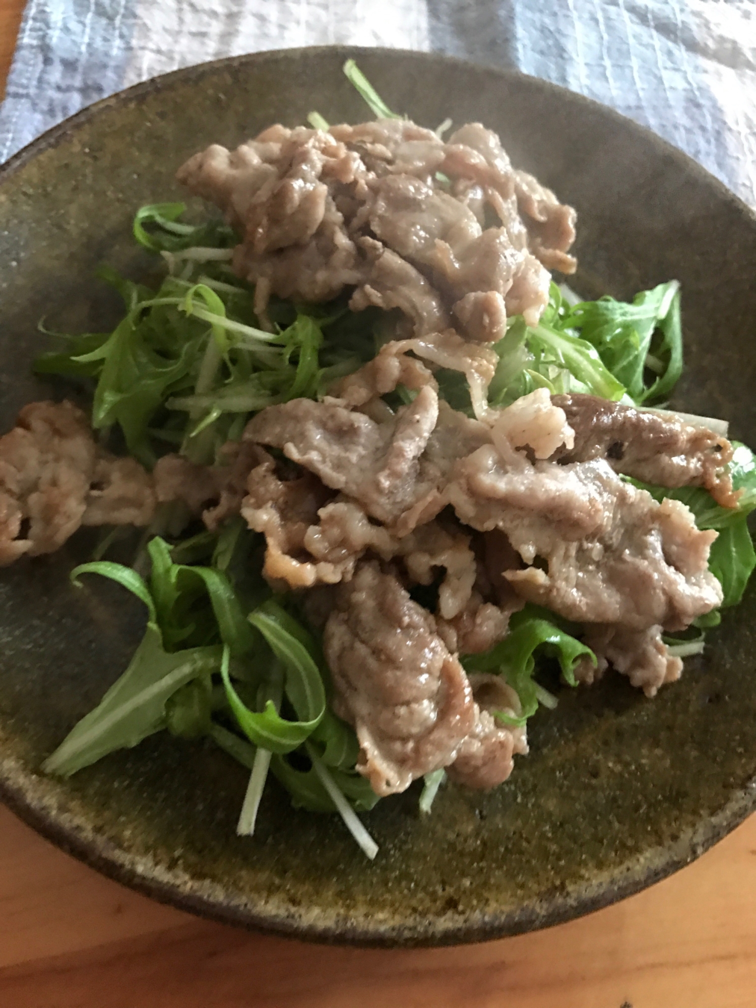豚こま肉のマジソル炒めのせ水菜サラダ