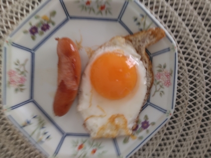 朝食にいただきました♪
目玉焼きとウインナー
名コンビですね(@_@)
マヨネーズは
いただくときにかけました(汗）