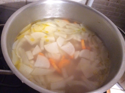 圧力鍋で10分”鶏ガラで作る栄養たっぷりスープ”