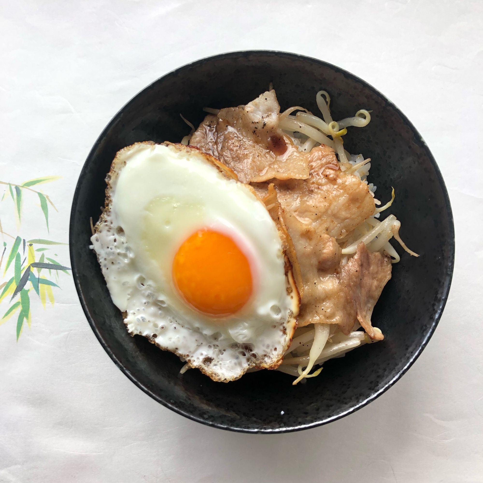 豚バラと目玉焼きの丼 ♪