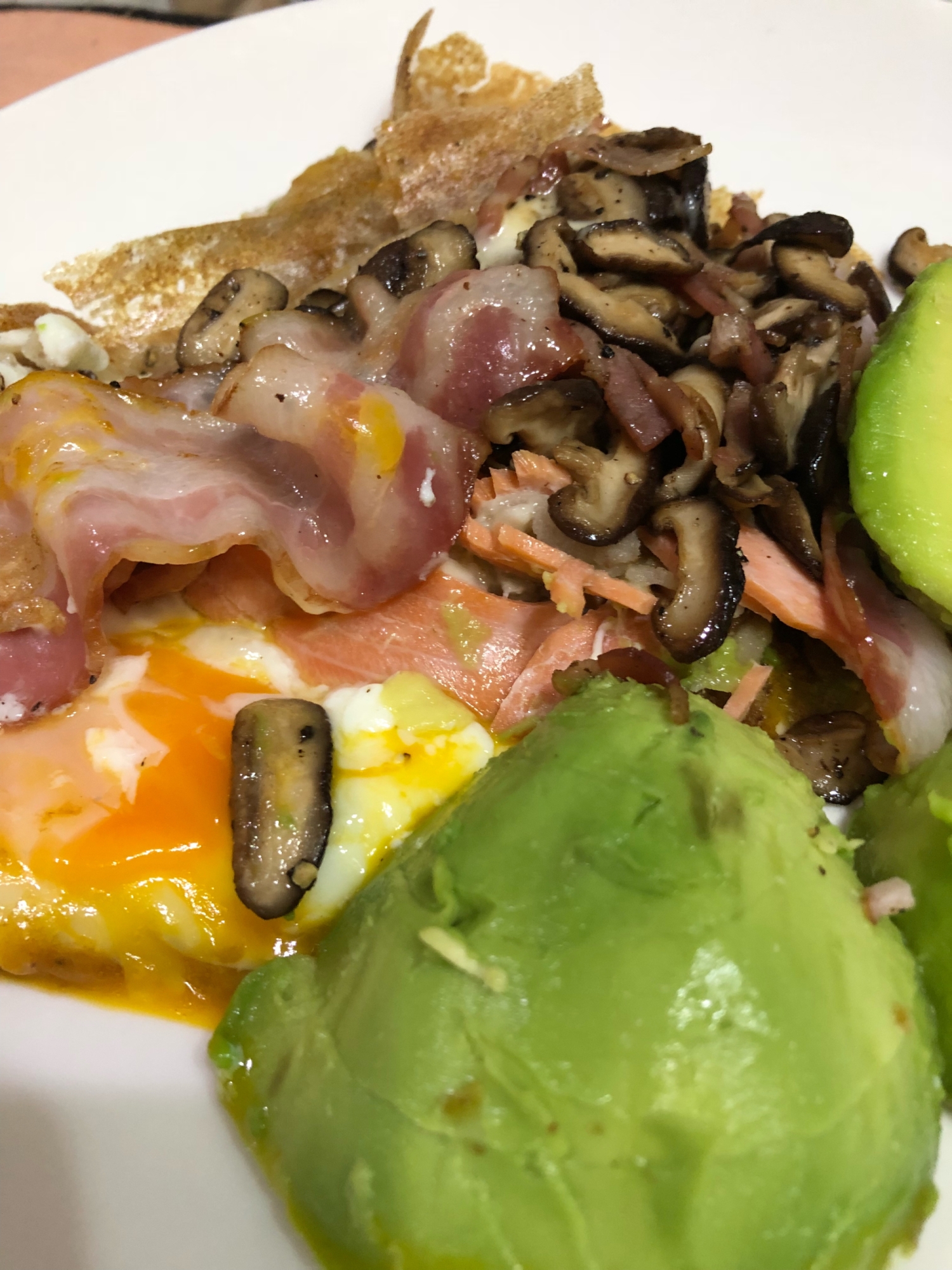 サーモンとベーコンとアボカドの蕎麦粉のガレット