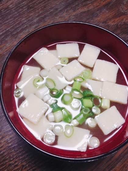 高野豆腐って煮物のイメージだったのですが、お味噌汁でも美味しいですね！
びっくりしました。