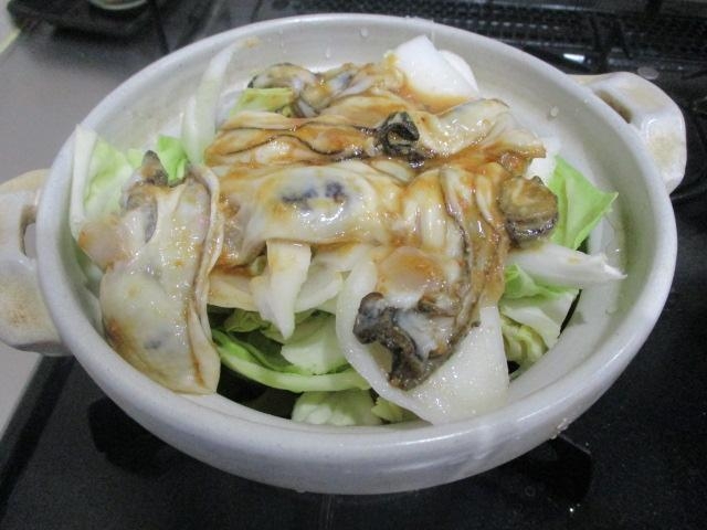 手間いらず。簡単二人鍋。牡蠣とキャベツのピリ辛鍋