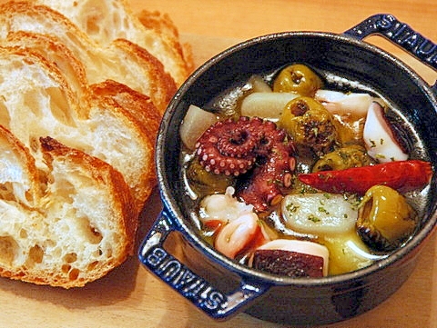 スペインバルの味!5分で作れるタコのアヒージョ