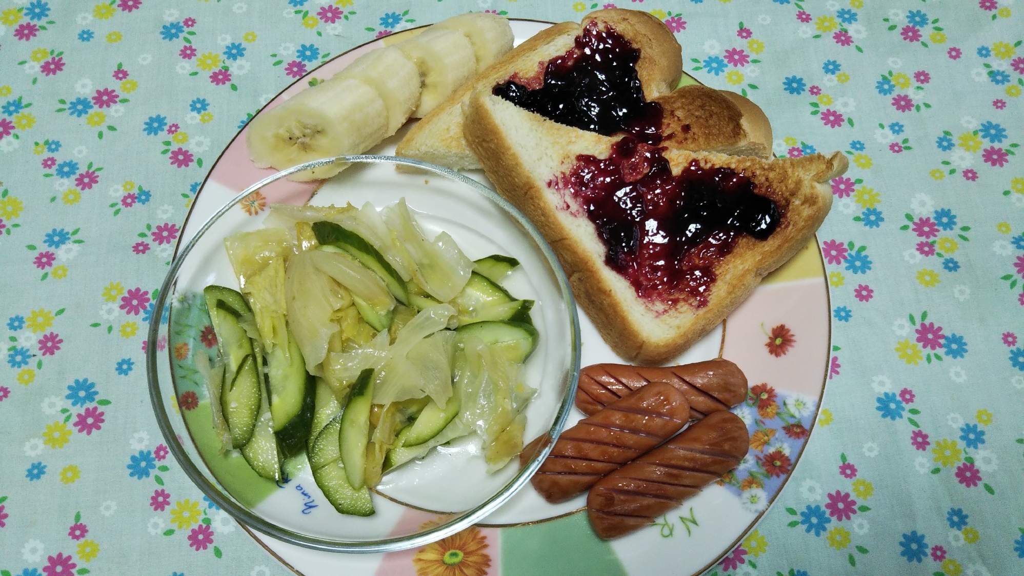 きゅうりレタスのマリネとウインナーとトーストの朝食