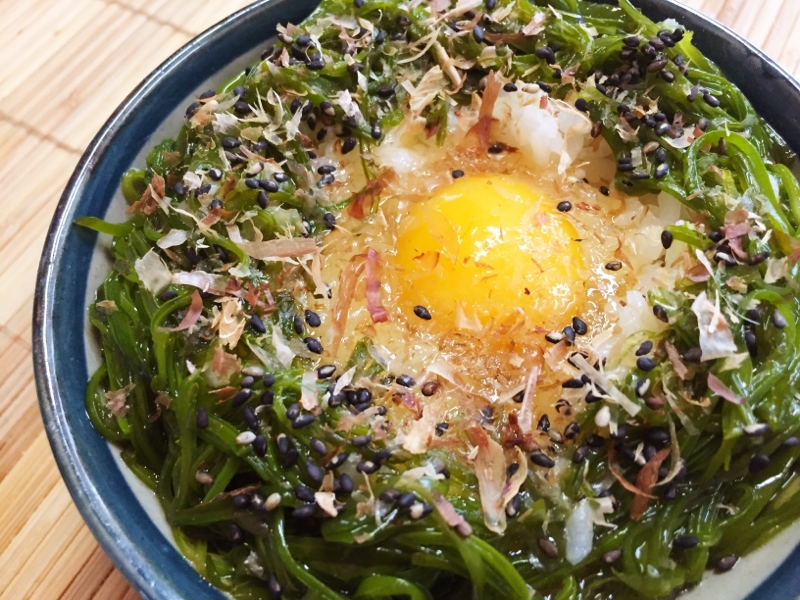 栄養&食物繊維たっぷり!めかぶ卵かけごはん