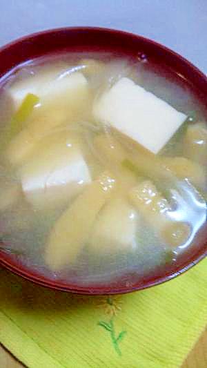 さっと汁物!油揚げと豆腐のお味噌汁