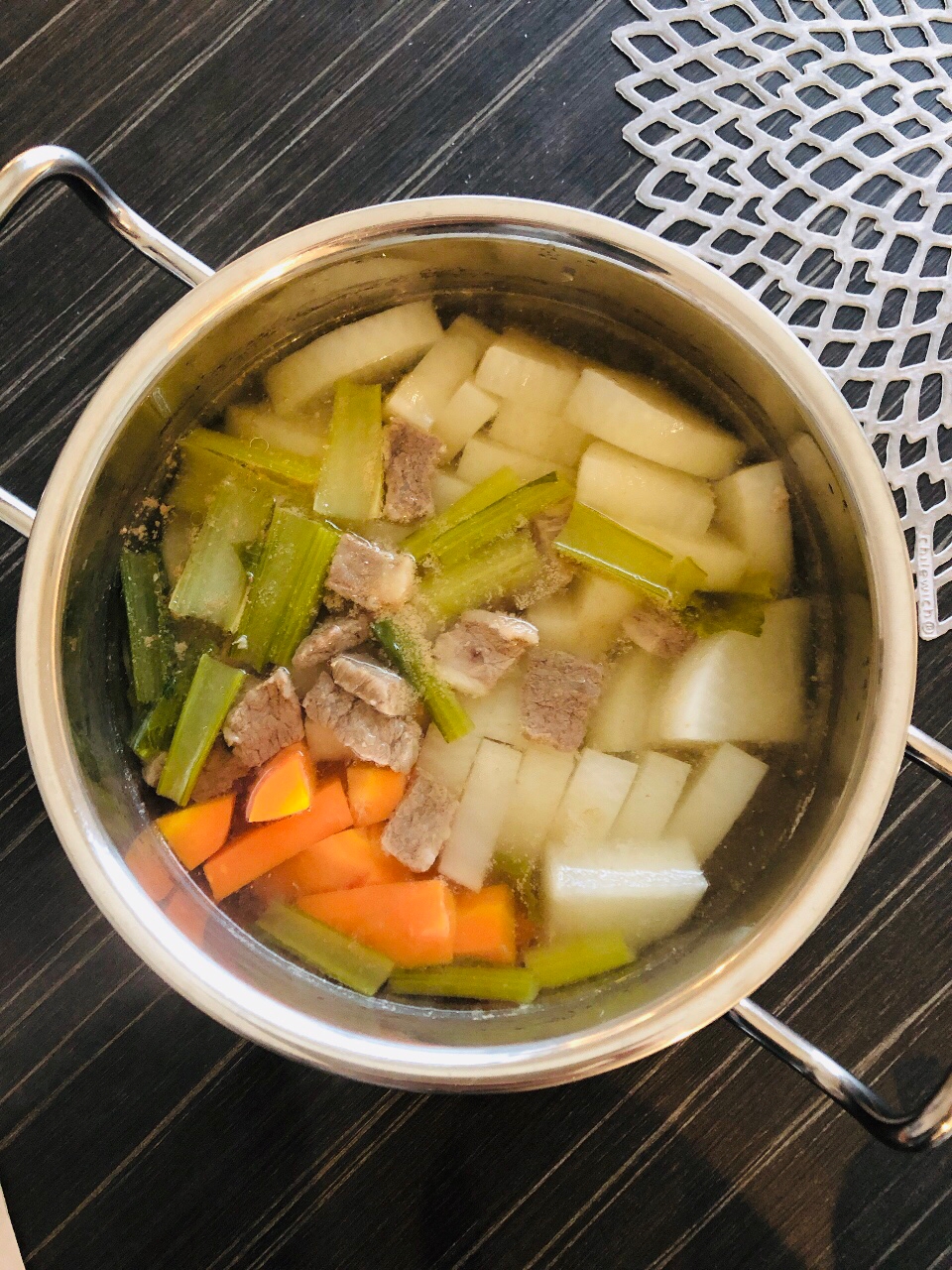牛肉と大根、人参、小松菜のスープ煮