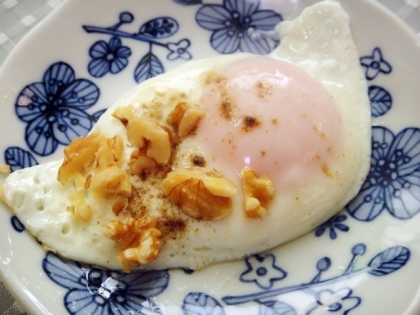 胡桃食感がいいですね♪栄養たっぷりの目玉焼き♡美味しくいただきました♪レシピありがとうございました(^-^)