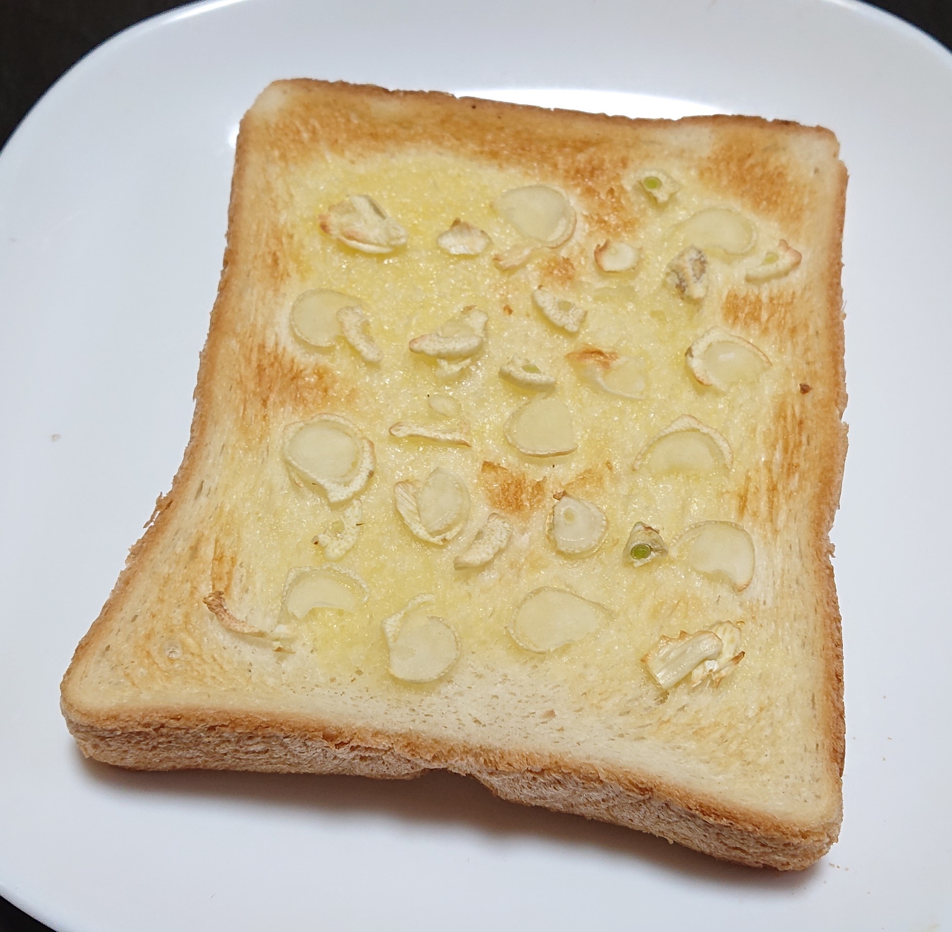 じゅわっと美味しいスライスニンニクトースト