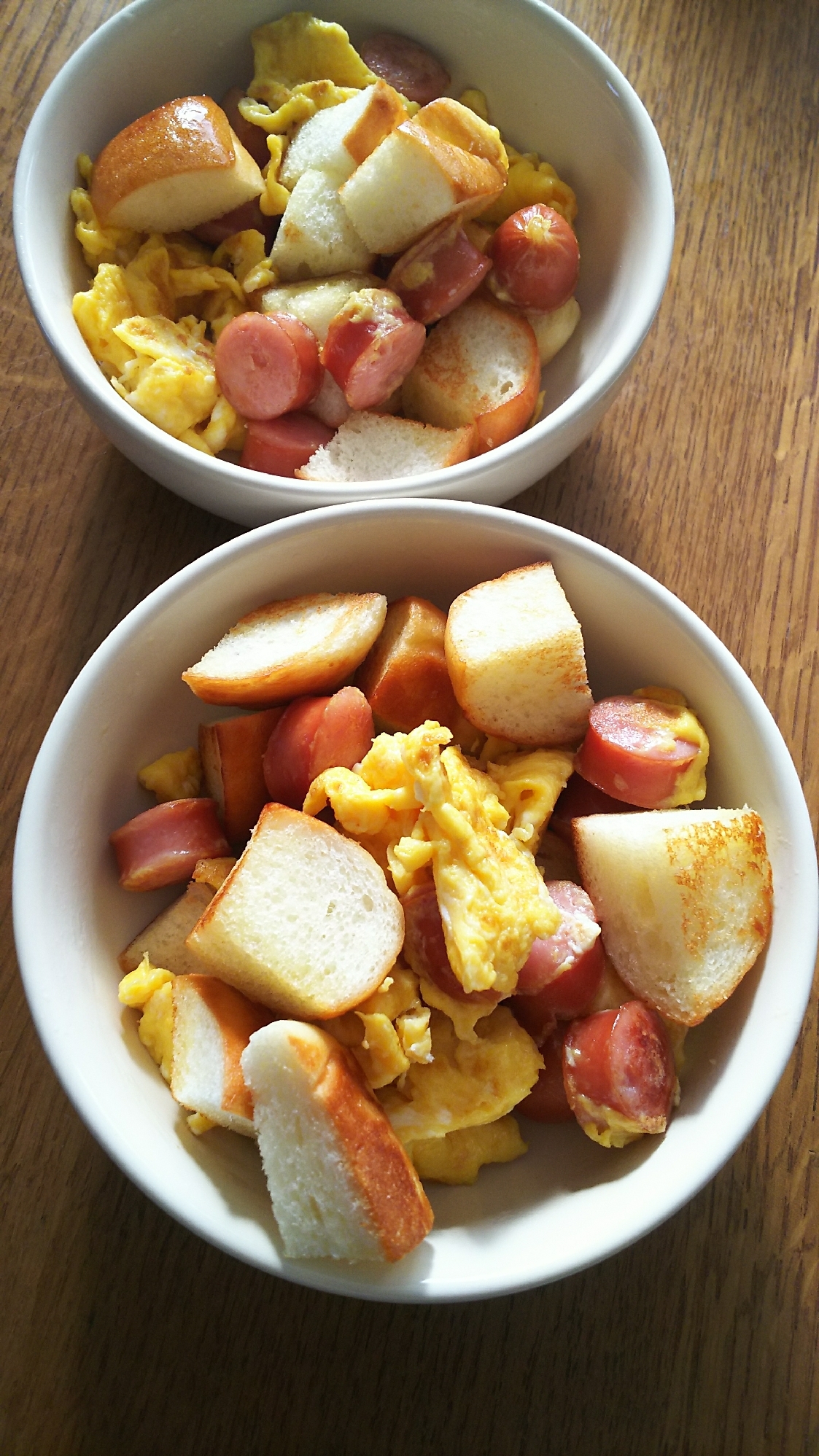 ウインナーと卵とパンの炒め物