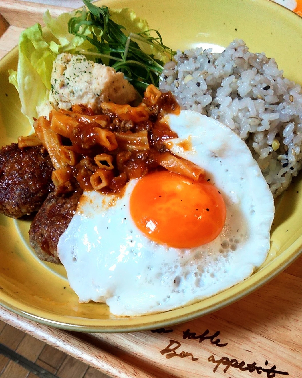 ポテサラ＆ペンネと目玉焼きのハンバーグ雑穀プレート