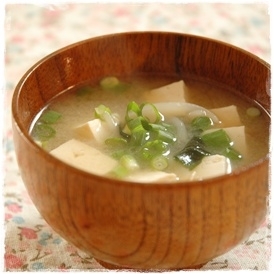 豆腐にもやしに味噌でトリプル大豆！！！
う～ん味噌汁、日本人でよかった☆
曇ってて日食見えませんでした…どうでしたか？
