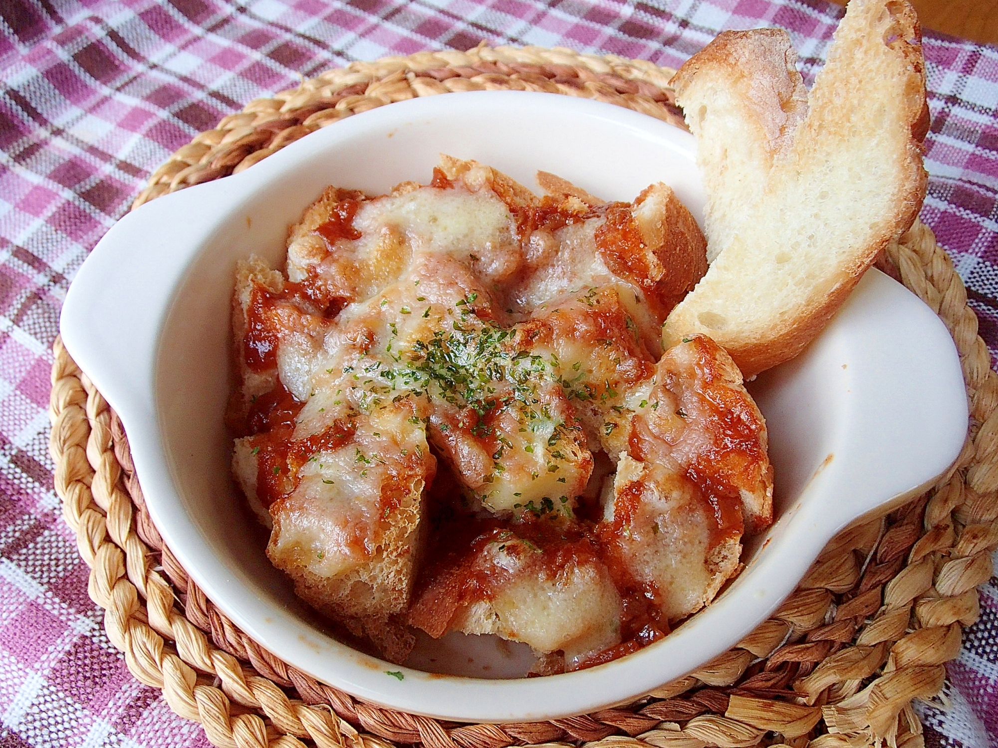 白い皿に盛り付けたハヤシパングラタン