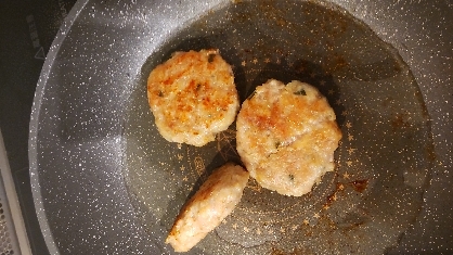 お弁当に鶏ひき肉とレンコンのシャキシャキつくね