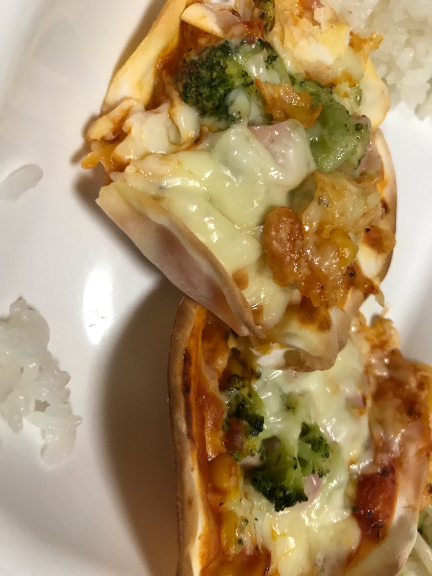 魚肉ソーセージとコーンとブロッコリーの餃子ピザ