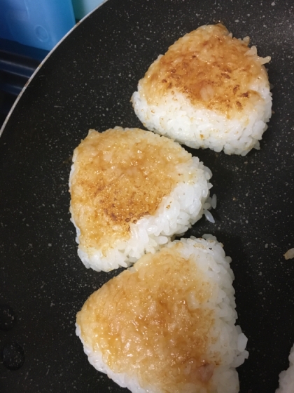 フライパンで簡単！子供も大好き⭐️みそ焼きおにぎり