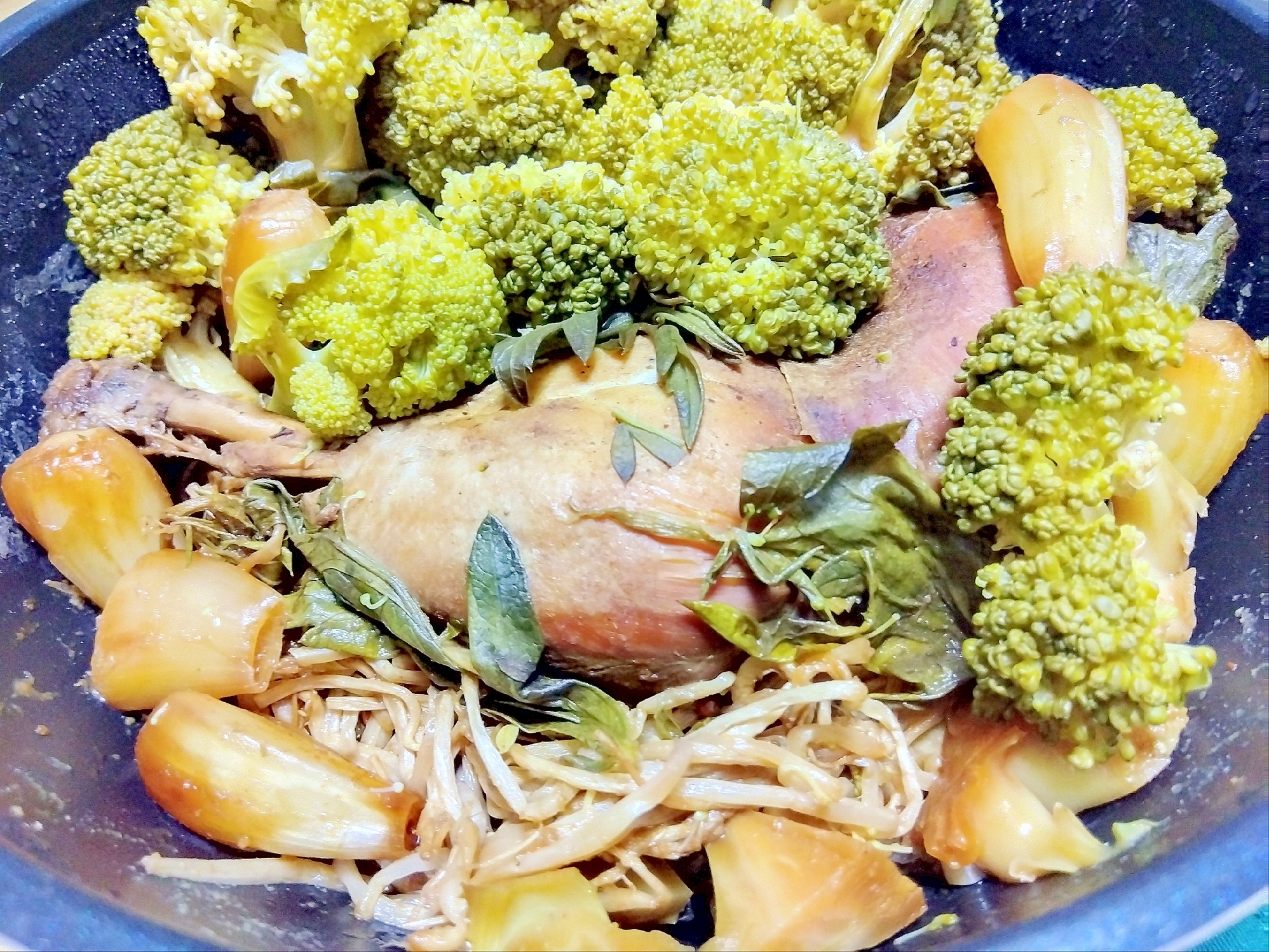 野菜たっぷり✿骨付きチキン&丸ごとブロッコリー蒸