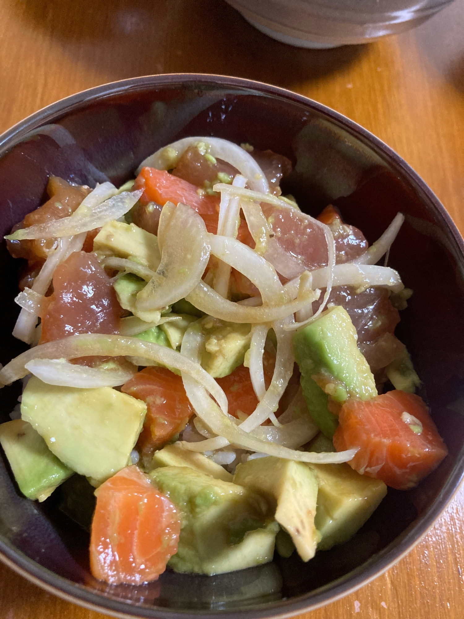 サーモンとマグロのポキ丼