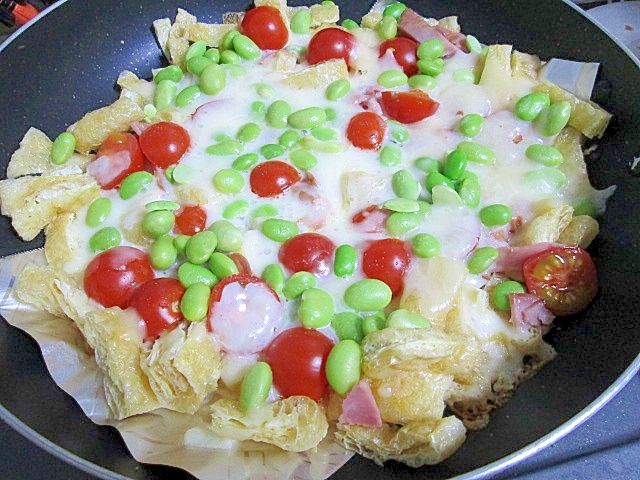 フライパンでたっぷり！油揚げのピザ☆トマトと枝豆