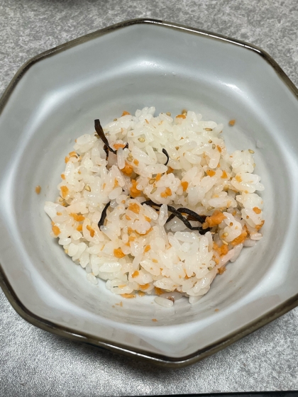 鮭フレークと塩昆布の混ぜご飯