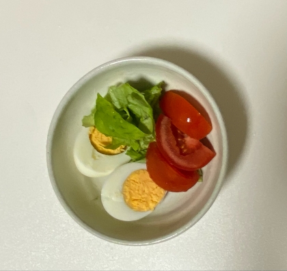 彩り☆グリーンカールとミニトマトと茹で卵のサラダ