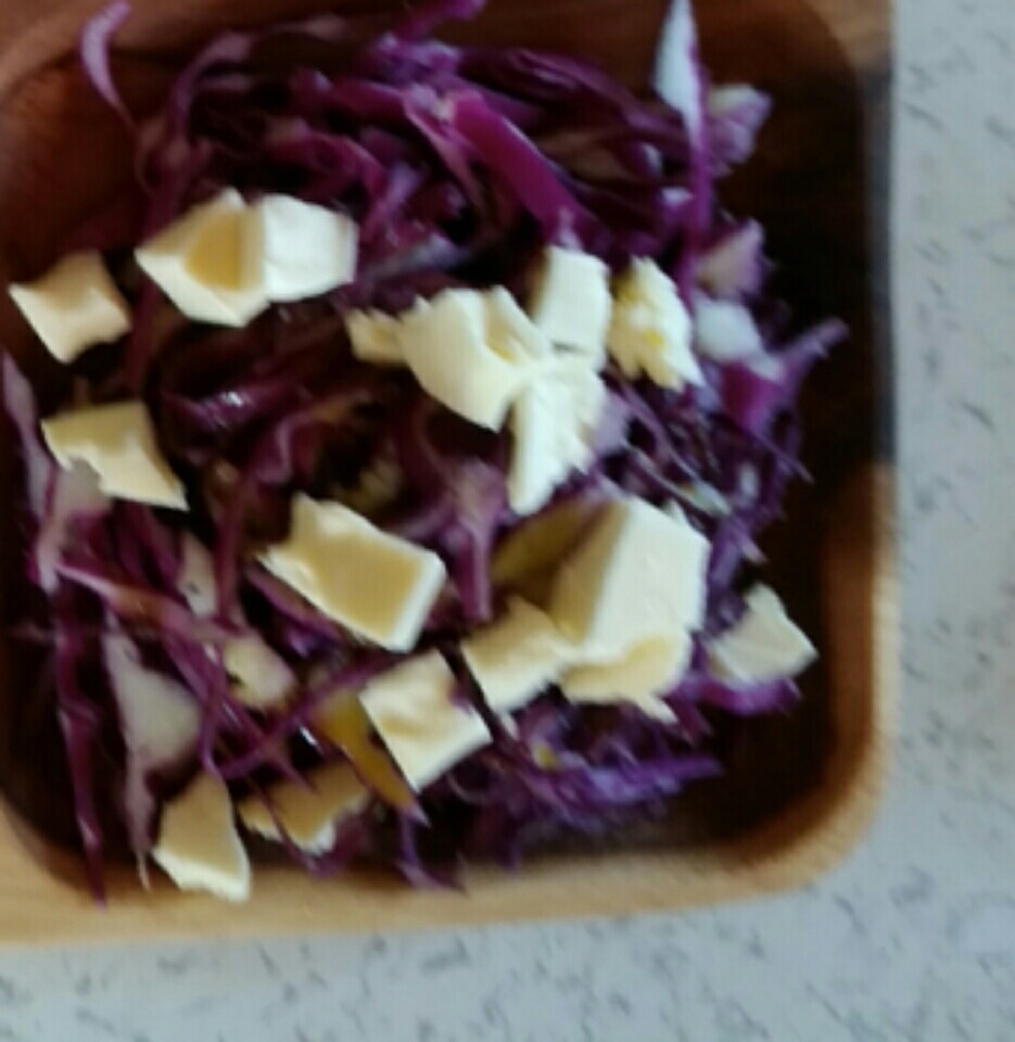 紫キャベツとチーズのサラダ
