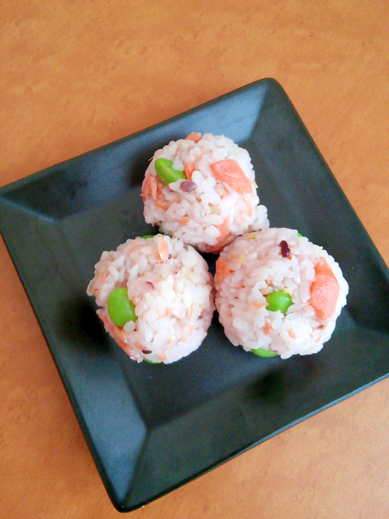 お花見やお弁当に♪枝豆と焼き鮭の洋風雑穀米おにぎり