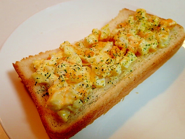 パセリ/パルメザンかけて　卵サラダトースト