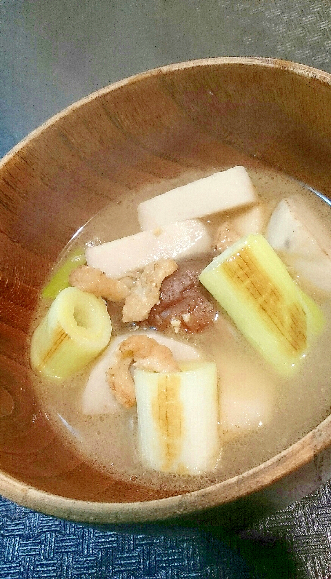 鶏皮と里芋の炒め味噌汁