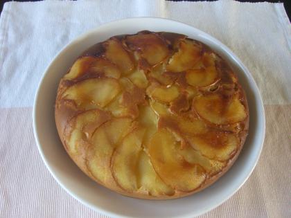 初炊飯器ケーキを作りました。
簡単なのに、味もバッチリで、三歳の子供も喜んで食べてくれました♪