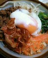 ゼンマイはなかったのでキムチをのせて。今日の夕飯は初の手作りビビンバ。旦那さんも「うまい！」と食べてました。ごちそうさまでした。